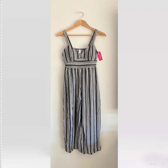 NWT B&W Striped Sleeveless V-Neck Jumpsuit Romper - Picture 4 of 5